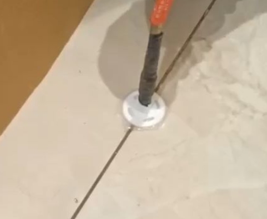 伊通瓷砖空鼓维修公司专业解答瓷砖在铺贴过程中，如果没有涂抹均匀到位的粘结材料（如水泥砂浆或瓷砖胶），可能会导致以下问题
